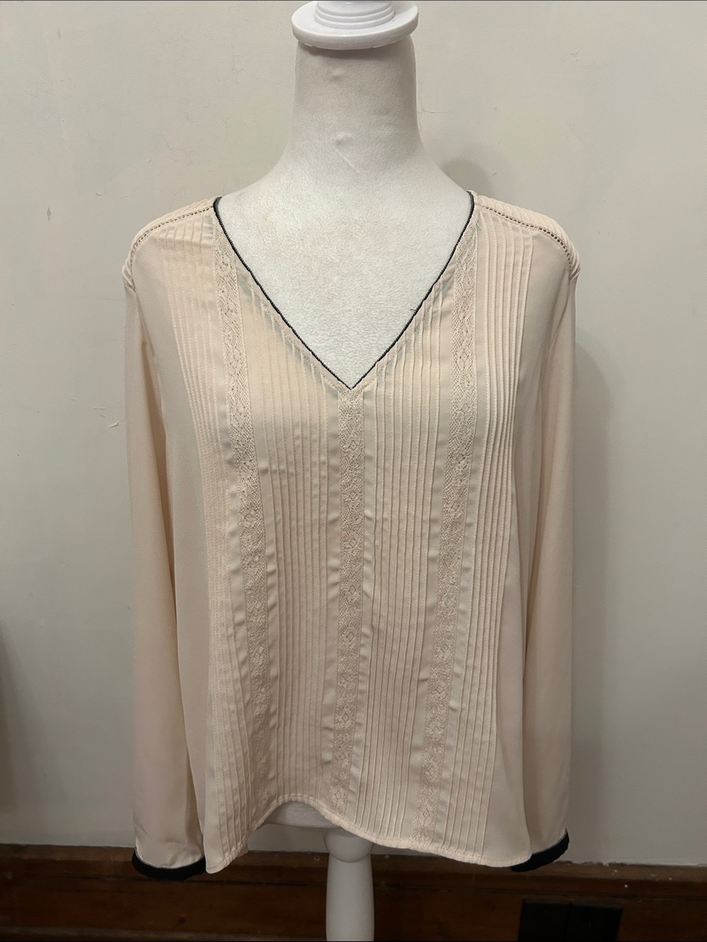 Daniel Rainn Cream black long sleeve V-Neck Pintuck Blouse Size L EUC